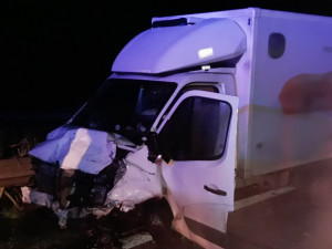 Policejní auto totálně sešrotoval cizinec s kradenou dodávkou při dramatické honičce