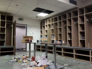 Sparta slíbila úhradu škody za zdemolovanou šatnu hned po utkání. Nikdo s námi nemluvil, zní z Plzně