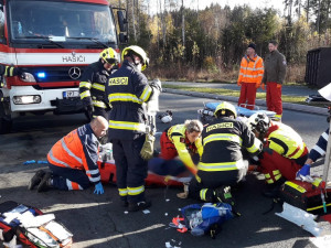 Nárazem do betonových zábran se auto převrátilo na střechu. Uvnitř zůstal zaklíněný těžce zraněný řidič