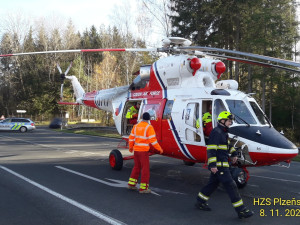Nárazem do betonových zábran se auto převrátilo na střechu. Uvnitř zůstal zaklíněný těžce zraněný řidič