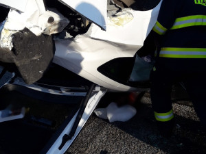 Nárazem do betonových zábran se auto převrátilo na střechu. Uvnitř zůstal zaklíněný těžce zraněný řidič