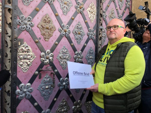 Piloti protestovali před německou ambasádou proti rušení letiště Líně kvůli stavbě gigafactory