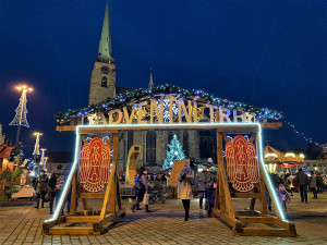 I přes dražší energie nebudou města v Plzeňském kraji šetřit na vánoční výzdobě, rozsvítí se jako obvykle