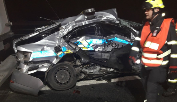 Policejní auto totálně sešrotoval cizinec s kradenou dodávkou při dramatické honičce