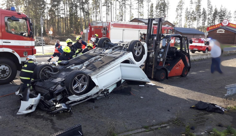 Nárazem do betonových zábran se auto převrátilo na střechu. Uvnitř zůstal zaklíněný těžce zraněný řidič
