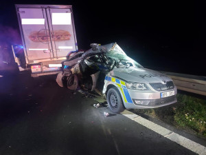 Cizinec v kradené dodávce sešrotoval při divoké honičce dvě policejní auta
