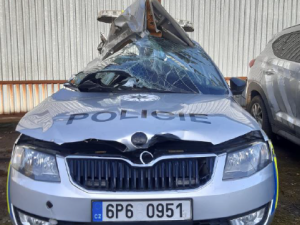 Cizinec v kradené dodávce sešrotoval při divoké honičce dvě policejní auta