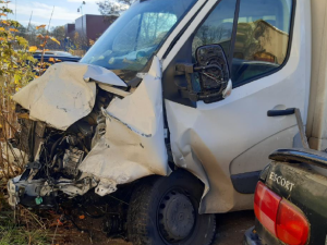 Cizinec v kradené dodávce sešrotoval při divoké honičce dvě policejní auta
