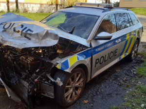 Cizinec v kradené dodávce sešrotoval při divoké honičce dvě policejní auta