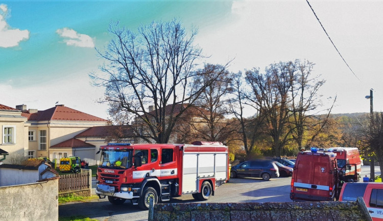Pět školáků se i s učitelkou nadýchalo výparů při chemickém experimentu, odvezla je záchranka