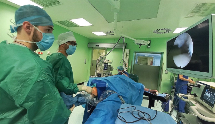 Obrovský zájem pacientů vyvolala nemocnice nabídkou artroskopických operací kolen i ramen s krátkou čekací lhůtou
