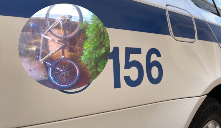 Jen si tady něco odložím, řekl zloděj v Brně a zahodil kolo na cizí zahradu