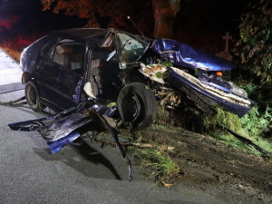 Náraz do stromu nepřežil při noční nehodě řidič osobáku, další motorista těžce zranil muže na elektrokoloběžce