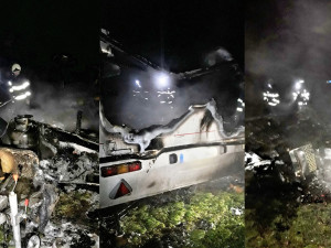 Při požáru úmyslně zapáleného karavanu se popálil jeho obyvatel. Z vozidla nezbylo skoro nic