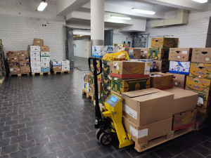 I v době krize lidé pomáhají. Podzimní Sbírka potravin vynesla v Plzeňském kraji přes 20 tun zboží