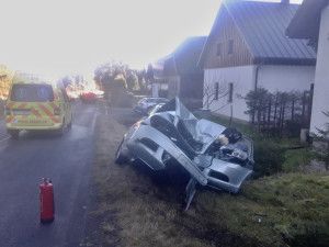 Namrzlá silnice potrápila řidičky, dvě nehody se odehrály jen pár desítek metrů od sebe
