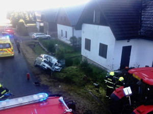 Namrzlá silnice potrápila řidičky, dvě nehody se odehrály jen pár desítek metrů od sebe