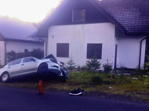 Namrzlá silnice potrápila řidičky, dvě nehody se odehrály jen pár desítek metrů od sebe