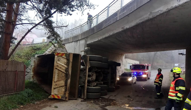 Nákladní automobil se nevešel pod most se zvednutou korbou, náraz ho převrátil na bok