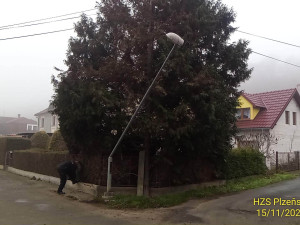 Nákladní automobil se nevešel pod most, náraz ho nekompromisně převrátil na bok