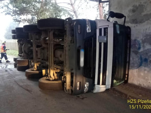 Nákladní automobil se nevešel pod most, náraz ho nekompromisně převrátil na bok