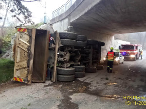 Nákladní automobil se nevešel pod most, náraz ho nekompromisně převrátil na bok