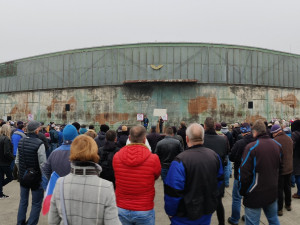 FOTO: Stovky lidí protestovaly proti zrušení letiště Líně, ustoupit by mělo stavbě gigafactory