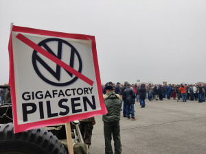 FOTO: Stovky lidí protestovaly proti zrušení letiště Líně, ustoupit by mělo stavbě gigafactory