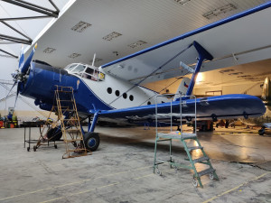 Ve zdejších hangárech je trvale umístěno 70 letounů.