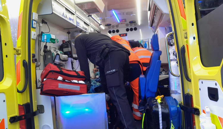 Zfetovaný a agresivní muž spadl do ledové říčky, po vytažení z vody napadal hasiče i záchranáře