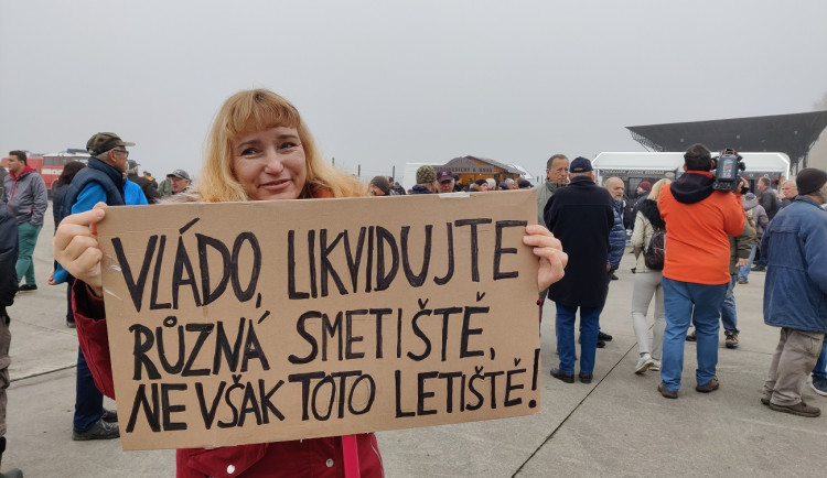 FOTO: Stovky lidí protestovaly proti zrušení letiště Líně, ustoupit by mělo stavbě gigafactory