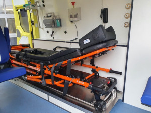 Patnáct nových sanitek dostali záchranáři v Plzeňském kraji, šest speciálních vozidel mají jako první v ČR