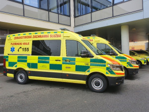 Patnáct nových sanitek dostali záchranáři v Plzeňském kraji, šest speciálních vozidel mají jako první v ČR