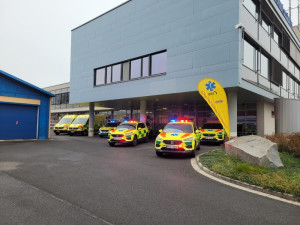 Patnáct nových sanitek dostali záchranáři v Plzeňském kraji, šest speciálních vozidel mají jako první v ČR