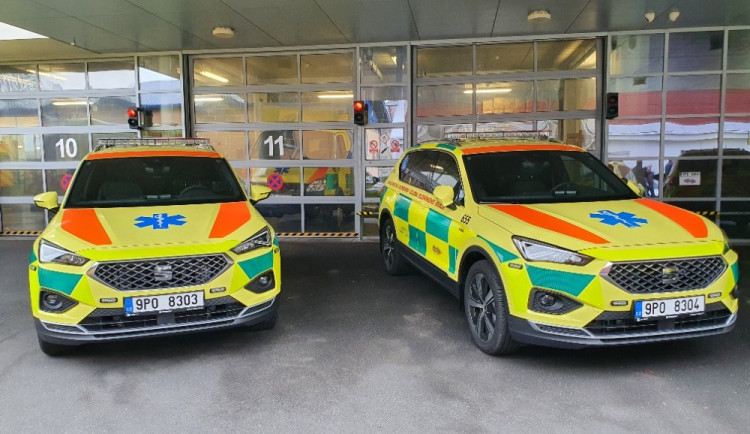 Patnáct nových sanitek dostali záchranáři v Plzeňském kraji, šest speciálních vozidel mají jako první v ČR