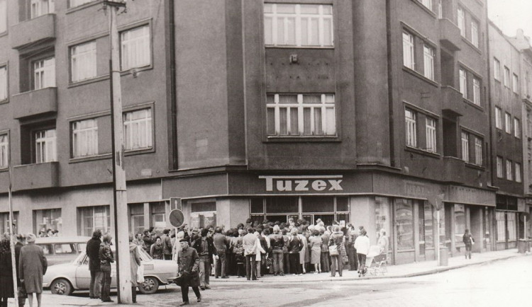 Plzeňský TUZEX na rohu Kollárovy ulice
