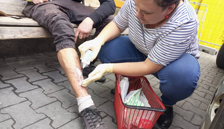 Muž bez domova padal z lavičky a stěžoval si na bolest nohou, pomohla mu zdravotní sestra v terénu