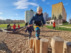 Dětem na Košutce dělá radost nové přírodní hřiště z akátových klád a špalků