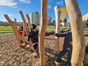 Dětem na Košutce dělá radost nové přírodní hřiště z akátových klád a špalků