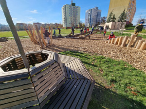 Dětem na Košutce dělá radost nové přírodní hřiště z akátových klád a špalků