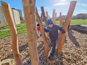Dětem na Košutce dělá radost nové přírodní hřiště z akátových klád a špalků