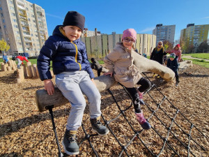 Dětem na Košutce dělá radost nové přírodní hřiště z akátových klád a špalků