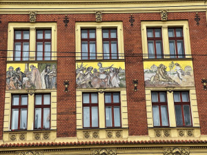 Legendární malíř v Plzni vyzdobil 19 měšťanských domů, dnes si město připomíná 170 let od jeho narození
