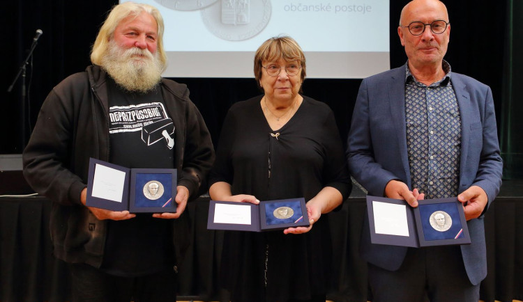 Zleva Miroslav Skalický, Anna Röschová, která převzala cenu za nepřítomného manžela a Martin Svoboda