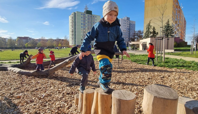 Dětem na Košutce dělá radost nové přírodní hřiště z akátových klád a špalků