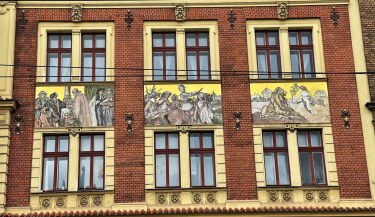 Legendární malíř v Plzni vyzdobil 19 měšťanských domů, dnes si město připomíná 170 let od jeho narození