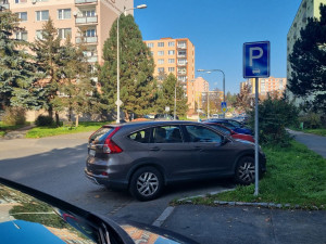 Radnice chce naučit řidiče správně parkovat, připravili pro ně informační kampaň
