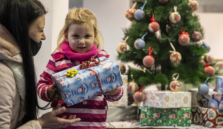 Již zítra startuje vánoční sbírka Krabice od bot. Cílem je rozdat 50 tisíc dárků dětem ohroženým  chudobou