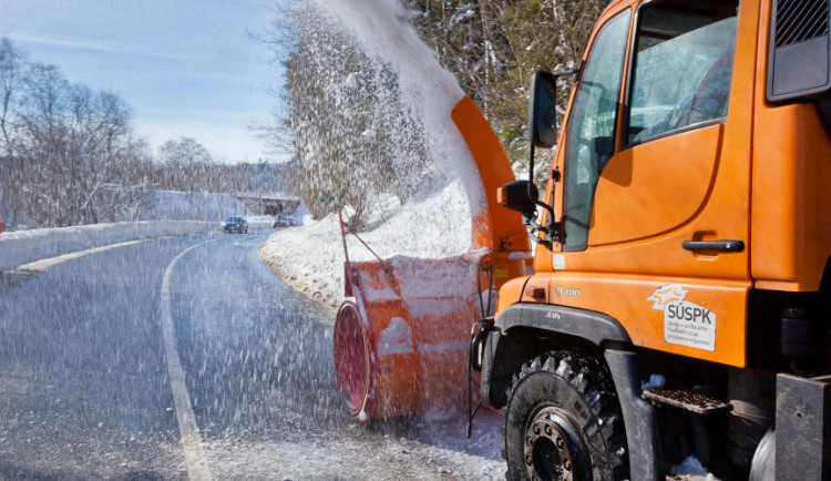 Silnice v Plzeňském kraji jsou po sněžení sjízdné, odpoledne se bude oteplovat