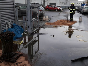 Hasiči bojují s masivním únikem motorového oleje, část se dostala do kanalizace